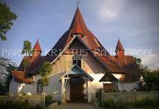 Gereja Kristus Raja Pagal: Perpaduan Arsitektur Tradisional dan Kolonial yang Menawan