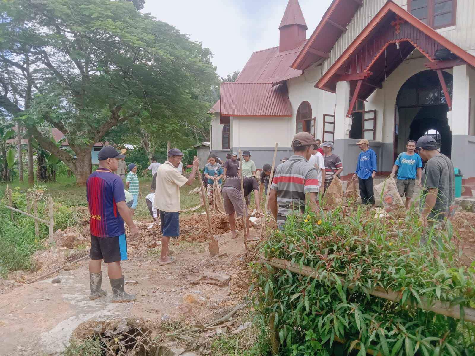 SAMBUT HARI RAYA PASKAH, UMAT PAROKI KRISTUS RAJA PAGAL LAKSANAKAN KERJA BAKTI