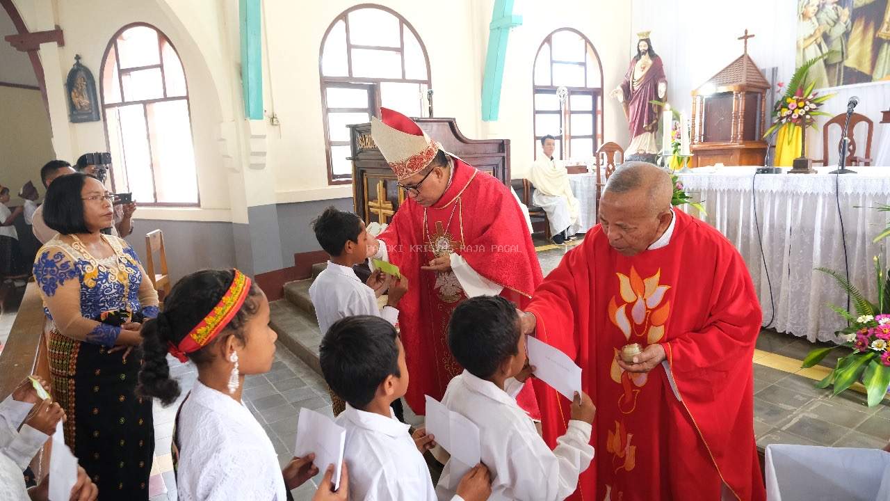 Yang mulia Uskup Ruteng Mgr. Siprianus Hormat, Pr Pimpin Misa Penerimaan Sakramen Krisma Di Paroki Kristus Raja Pagal